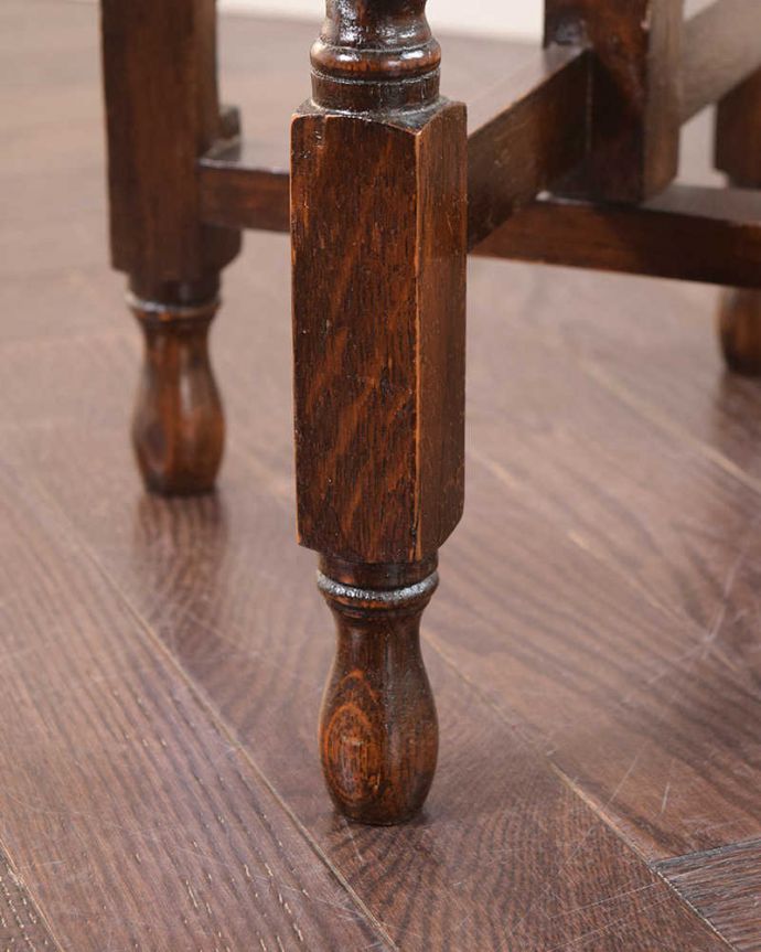 アンティークのテーブル アンティーク家具 英国輸入の畳めるアンティークサイドテーブル、伸張式家具(コーチングテーブル) 。持ち上げなくても移動できます!Handleのアンティークは、脚の裏にフェルトキーパーをお付けしていますので、床を滑らせてれば女性1人でも移動が簡単です。(q-1803-f)