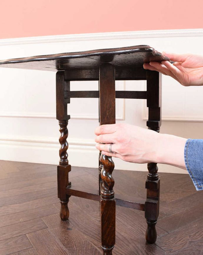 アンティークのテーブル アンティーク家具 英国輸入の畳めるアンティークサイドテーブル、伸張式家具(コーチングテーブル) 。あっという間に天板がセット出来ます女性でもカンタン。(q-1803-f)