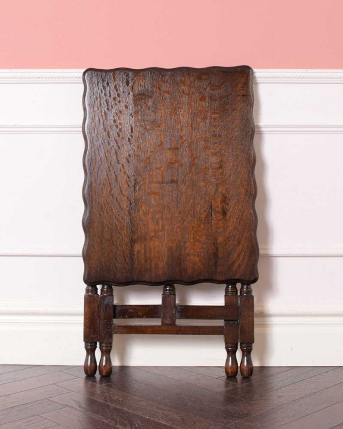 アンティークのテーブル アンティーク家具 英国輸入の畳めるアンティークサイドテーブル、伸張式家具(コーチングテーブル) 。立てて見ると、スクリーン畳んだ所を正面から見るとこんな感じ。(q-1803-f)