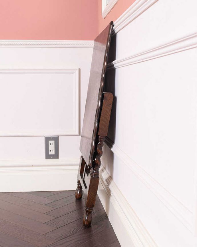 アンティークのテーブル アンティーク家具 英国輸入の畳めるアンティークサイドテーブル、伸張式家具(コーチングテーブル) 。横から見ると・・・よく分かるでしょう〜!使わないときはこんな風にコンパクトに収納できるので便利なんです。(q-1803-f)