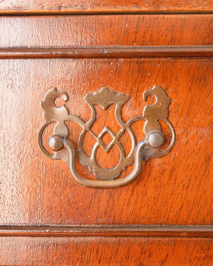 アンティークのチェスト アンティーク家具 英国で見つけたチェストオンチェスト、アンティーク家具のトールボーイ(5段)。開ける度にワクワクする取っ手アンティークらしいデザインの取っ手をそっと引っ張って中を開けるたびに、宝箱を開けている気分です。(q-1804-f)