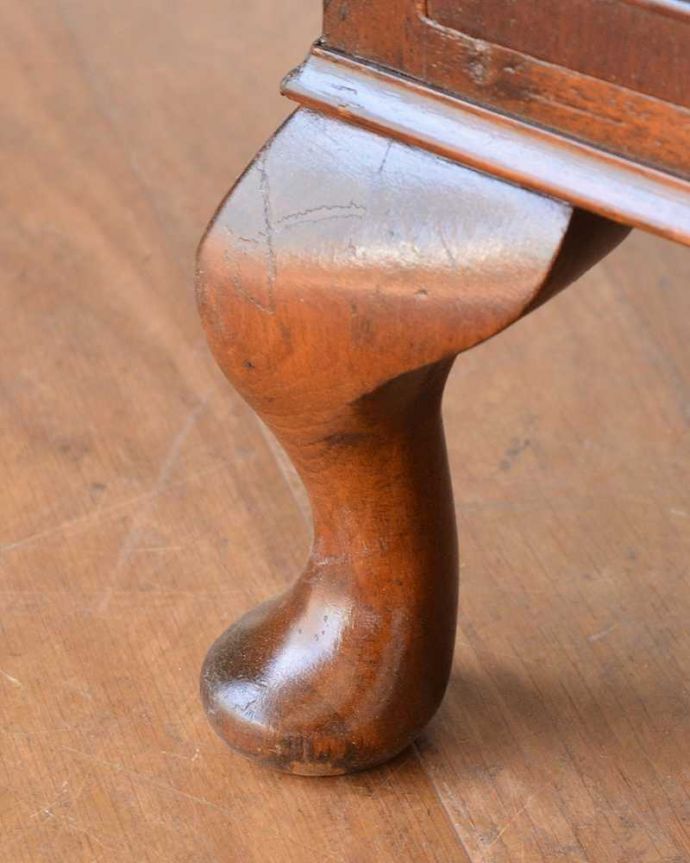 アンティークのチェスト アンティーク家具 英国で見つけたチェストオンチェスト、アンティーク家具のトールボーイ(5段)。女性1人でラクラク運べちゃう仕掛けHandleのアンティークは、脚の裏にフェルトキーパーをお付けしています。(q-1804-f)