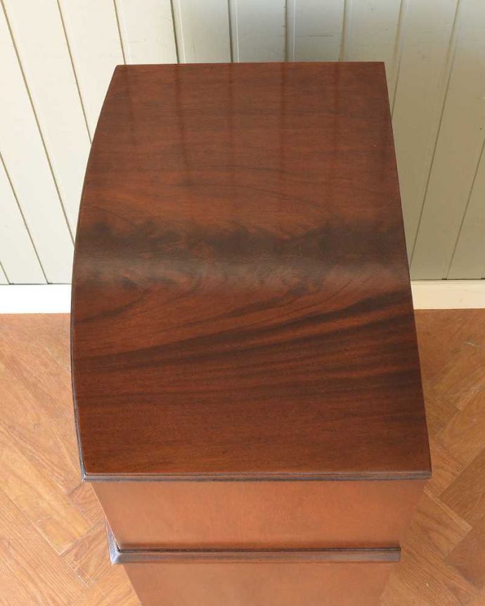 アンティークのチェスト アンティーク家具 英国で見つけたチェストオンチェスト、アンティーク家具のトールボーイ(5段)。何を置こうかな・・・?チェストを形を上から見るとこんな感じです。(q-1804-f)