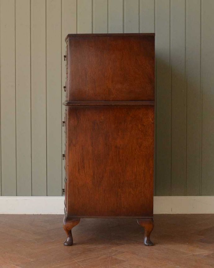 アンティークのチェスト アンティーク家具 英国で見つけたチェストオンチェスト、アンティーク家具のトールボーイ(5段)。横顔も美しく!こんな風に見えますもちろん、横側もキレイに修復しているので、横顔もキレイです。(q-1804-f)