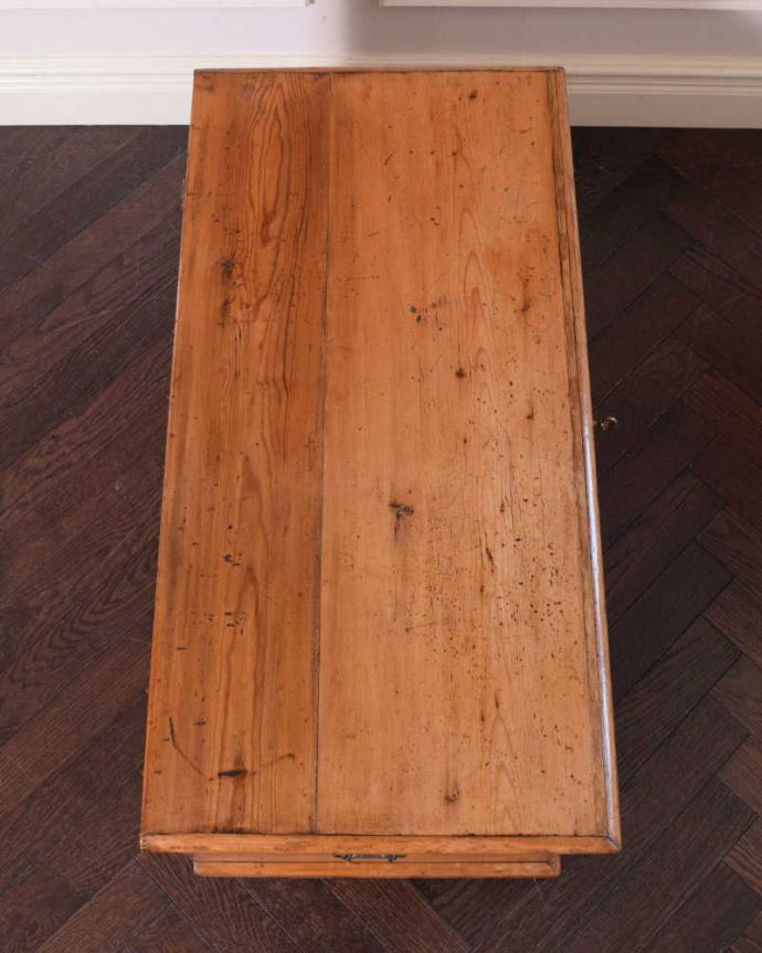 ブランケットボックス・収納ボックス　アンティーク家具　イギリスで見つけたアンティークブランケットボックス（コファ）。天板もピカピカに仕上げました一番目立つ場所だから、修復の時、天板もキレイに仕上げました。(q-1805-f)