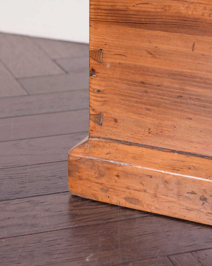 ブランケットボックス・収納ボックス　アンティーク家具　イギリスで見つけたアンティークブランケットボックス（コファ）。女性1人でラクラク運べちゃう仕掛けHandleのアンティークは、脚の裏にフェルトキーパーをお付けしています。(q-1805-f)