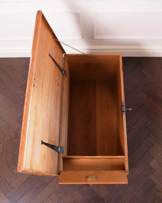 ブランケットボックス・収納ボックス　アンティーク家具　イギリスで見つけたアンティークブランケットボックス（コファ）。フタを開くと･･･本やクッション、ブランケットなど、リビングで散らかっているものをたっぷり収納できます。(q-1805-f)