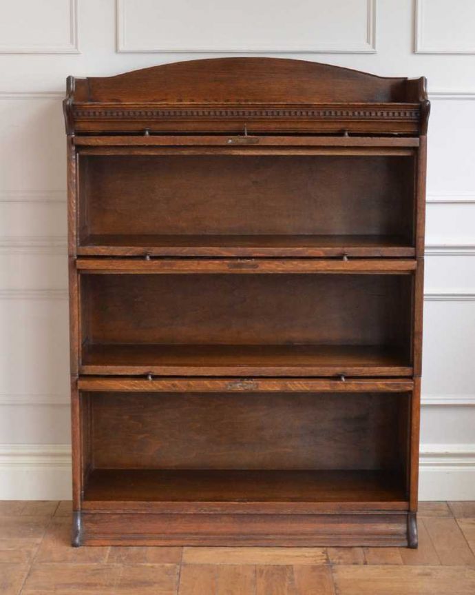 アンティークのキャビネット　アンティーク家具　HARRIS LEBUS（ハリスリーブス）のアンティークスタッキングブックケース。便利に使えるフラップ式の扉開けたままにしておいてもジャマにならないフラップ式の扉。(q-1806-f)