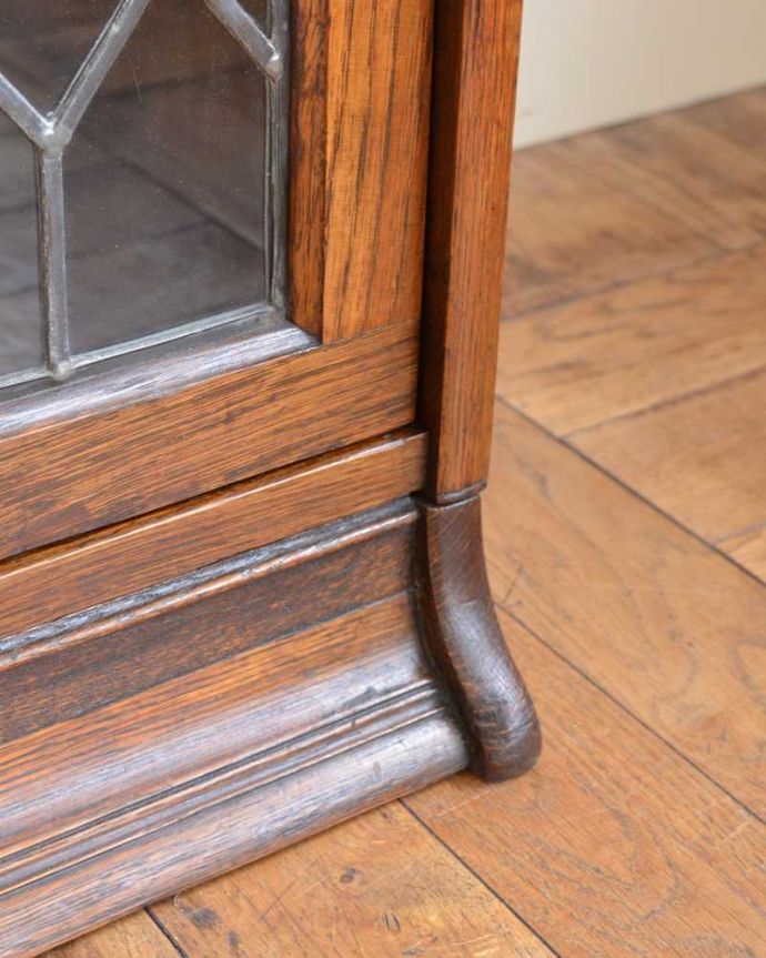 アンティークのキャビネット　アンティーク家具　HARRIS LEBUS（ハリスリーブス）のアンティークスタッキングブックケース。女性１人でも運べますHandleのアンティークは、脚の裏にフェルトキーパーをお付けしているので、女性でも床を滑らせて移動が出来ます。(q-1806-f)