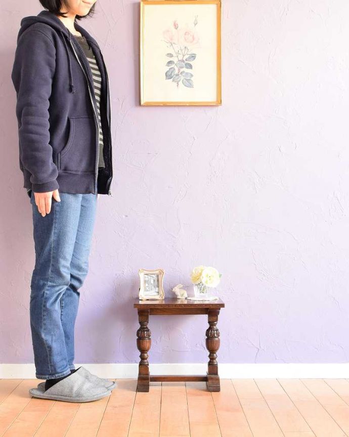 アンティークのテーブル　アンティーク家具　バルボスレッグが美しい小さなアンティークスモールテーブル（サイドテーブル）。便利に使えるコンパクトサイズのテーブルどんな場所にも気軽に運べて使える便利なアンティークのスモールテーブルです。(q-1807-f)