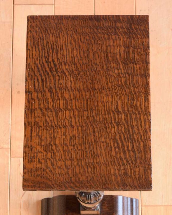 アンティークのテーブル　アンティーク家具　バルボスレッグが美しい小さなアンティークスモールテーブル（サイドテーブル）。天板を上から見ると･･･コーヒーテーブルの天板は毎日使う場所だから、しっかり修復しました。(q-1807-f)