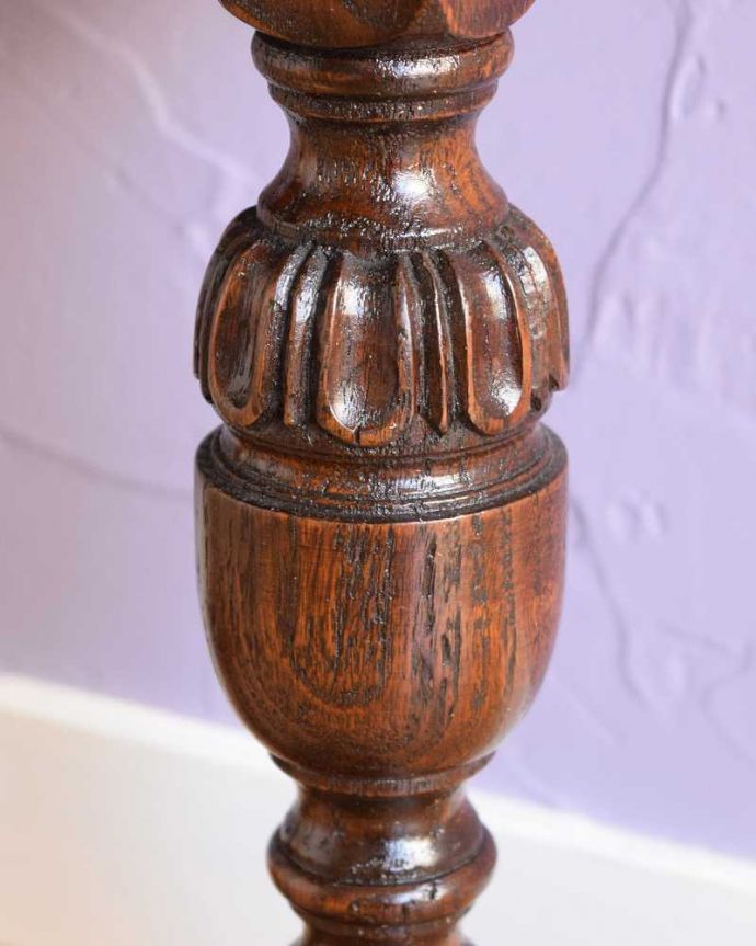 アンティークのテーブル　アンティーク家具　バルボスレッグが美しい小さなアンティークスモールテーブル（サイドテーブル）。うっとりする美しさアンティークだから手に入る美しい彫。(q-1807-f)