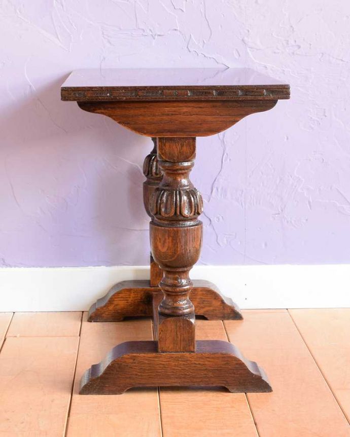 アンティークのテーブル　アンティーク家具　バルボスレッグが美しい小さなアンティークスモールテーブル（サイドテーブル）。横から見た姿もステキ横から見るとこんな感じです。(q-1807-f)