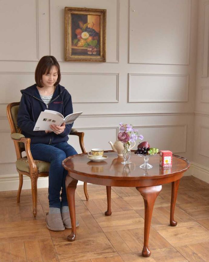 アンティークのテーブル アンティーク家具 お花が開いたような天板と、美しい木目が魅力的なアンティークコーヒーテーブル。優雅な時間が過ごせる英国スタイルのコーヒーテーブルどんな場所に置いても美しいデザインでみんなを魅了する英国アンティーク。(q-1808-f)