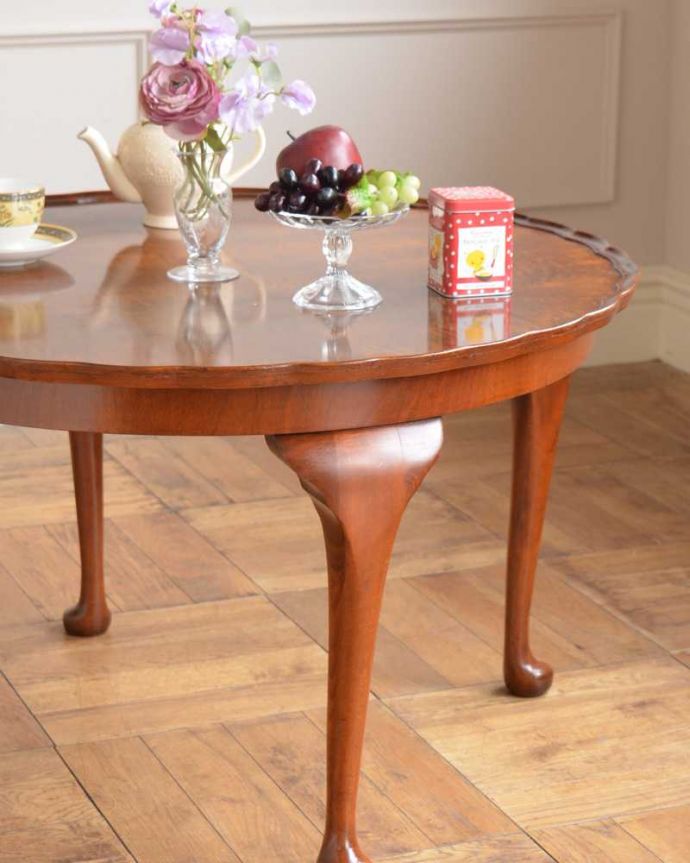 アンティークのテーブル アンティーク家具 お花が開いたような天板と、美しい木目が魅力的なアンティークコーヒーテーブル。英国らしいデザインのうつくしさにうっとり・・・脚のデザインだけ見ても、アンティークらしさが感じられるんです。(q-1808-f)