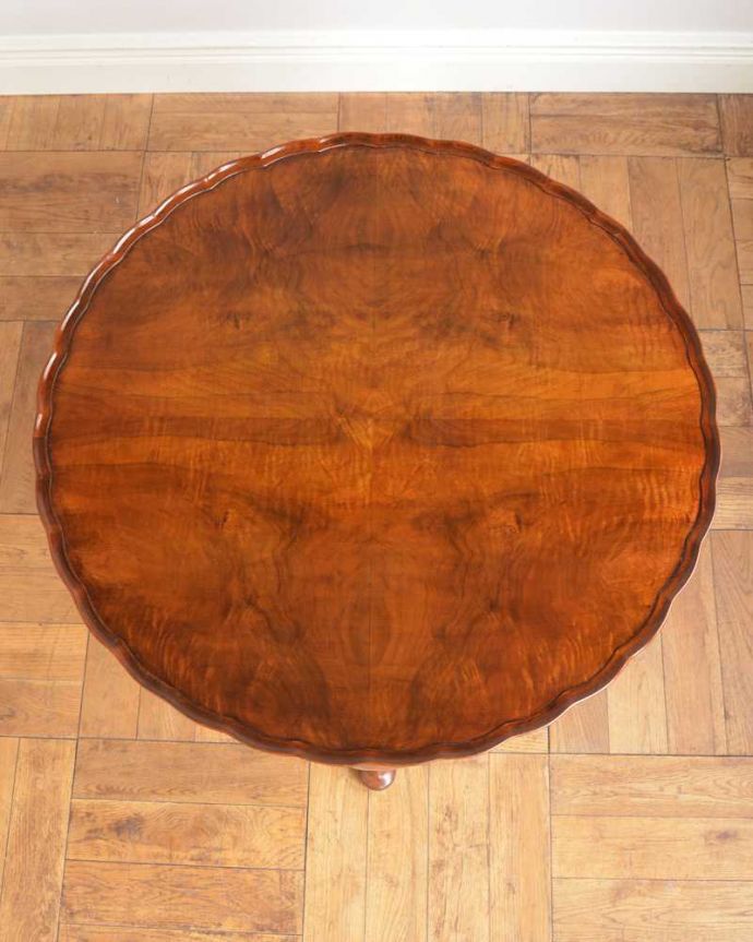 アンティークのテーブル アンティーク家具 お花が開いたような天板と、美しい木目が魅力的なアンティークコーヒーテーブル。天板を上から見ると・・・コーヒーテーブルの天板は毎日使う場所だから専門の職人がしっかり修復しました。(q-1808-f)