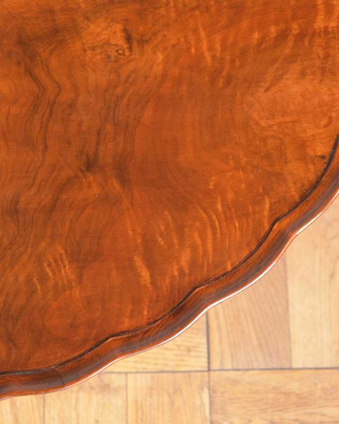 アンティークのテーブル アンティーク家具 お花が開いたような天板と、美しい木目が魅力的なアンティークコーヒーテーブル。近づいて見てみると・・・アンティークはもちろん新品ではないので小さなキズや汚れはありますが、キレイにお直ししたので満足して頂ける自信があります!。(q-1808-f)