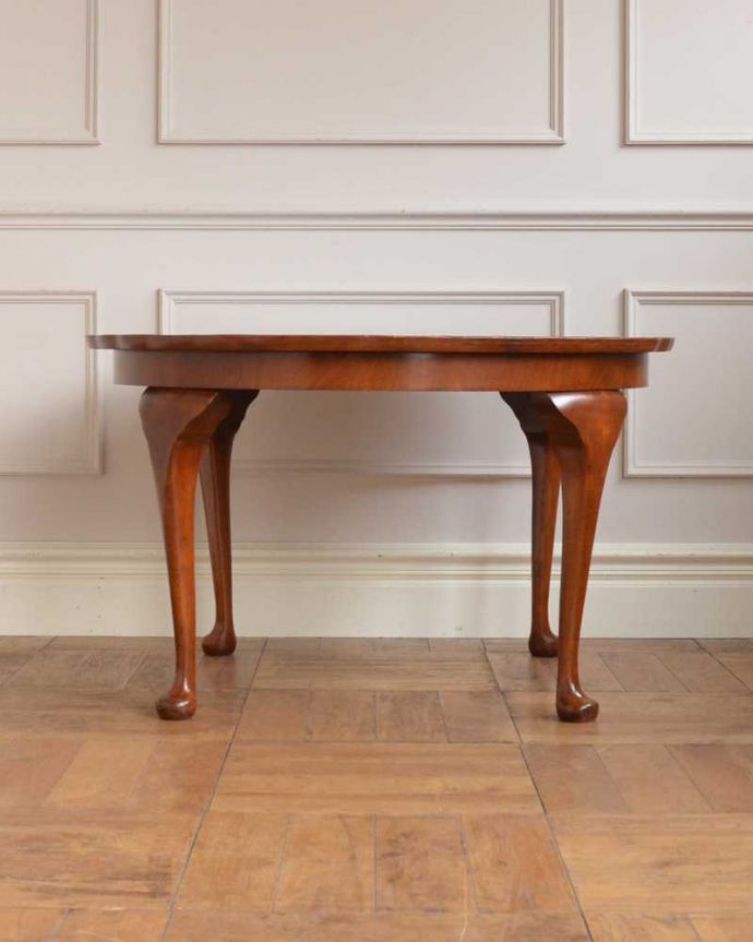 アンティークのテーブル アンティーク家具 お花が開いたような天板と、美しい木目が魅力的なアンティークコーヒーテーブル。横から見た姿もステキ横から見るとこんな感じ。(q-1808-f)