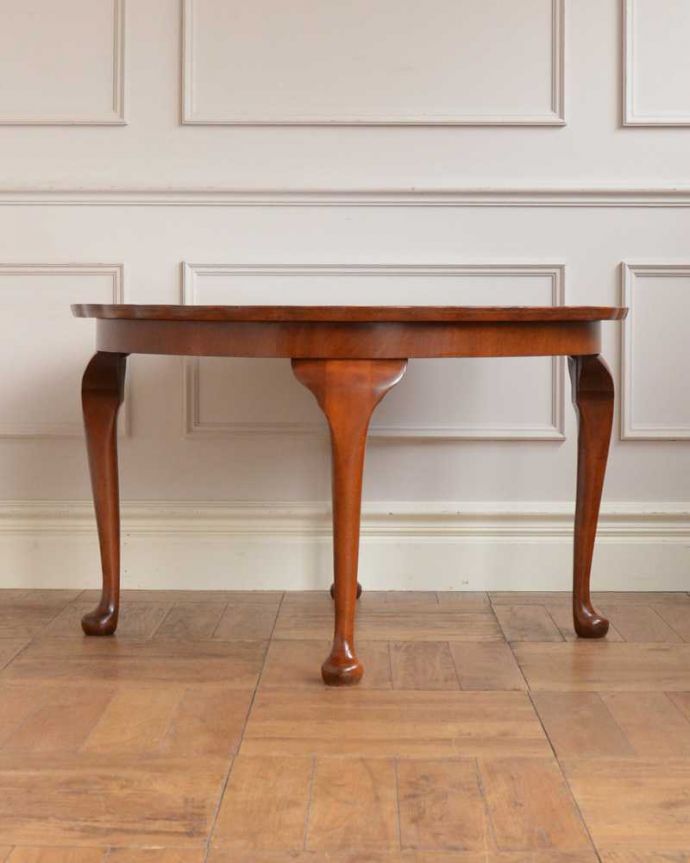 アンティークのテーブル アンティーク家具 お花が開いたような天板と、美しい木目が魅力的なアンティークコーヒーテーブル。クルッと回転360度どこから見ても美しく仕上げてあるので、いろんな場所から見て楽しんで下さい。(q-1808-f)