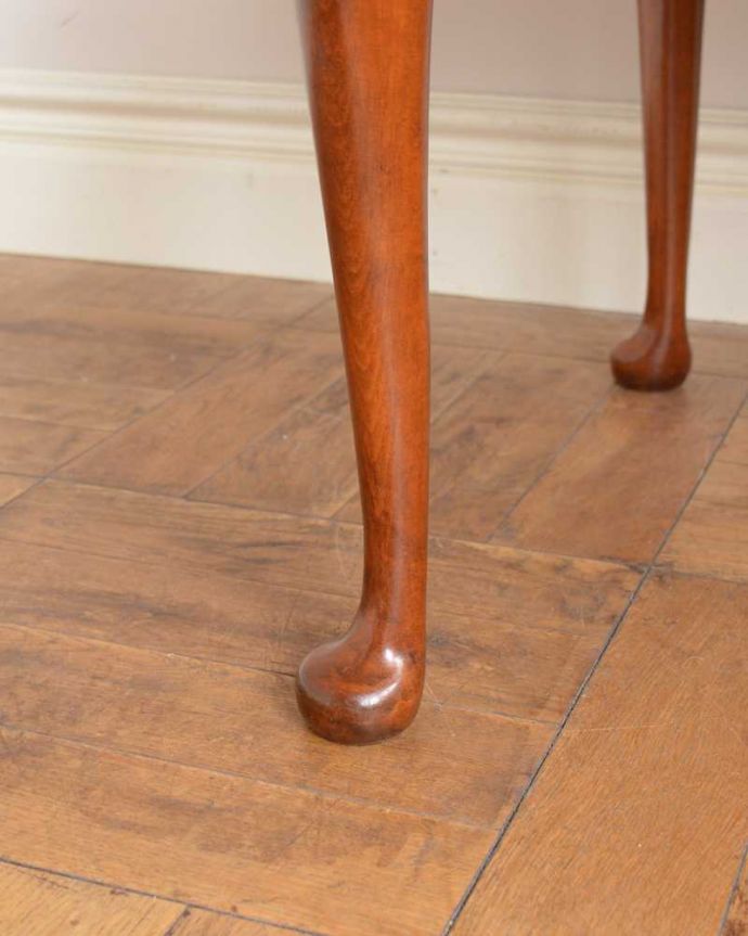 アンティークのテーブル アンティーク家具 お花が開いたような天板と、美しい木目が魅力的なアンティークコーヒーテーブル。持ち上げなくても移動できます!Handleのアンティークは、脚の裏にフェルトキーパーをお付けしていますので、床を滑らせてれば移動が簡単です。(q-1808-f)