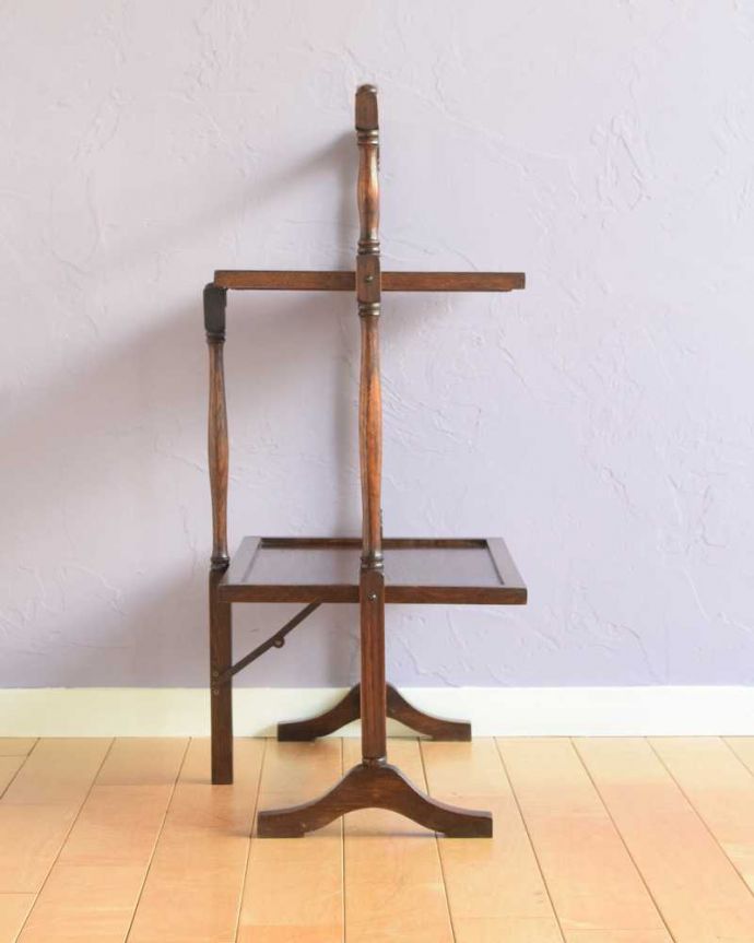 プランツスタンド・ケーキスタンド　アンティーク家具　イギリスの本格アフタヌーンティーを自宅で楽しめる、美しいアンティークケーキスタンド 。横から見るとこんな形アンティークは新品ではないので、経年変化によるキズはありますが、専門の職人がしっかり修復したのでキレイです。(q-1809-f)