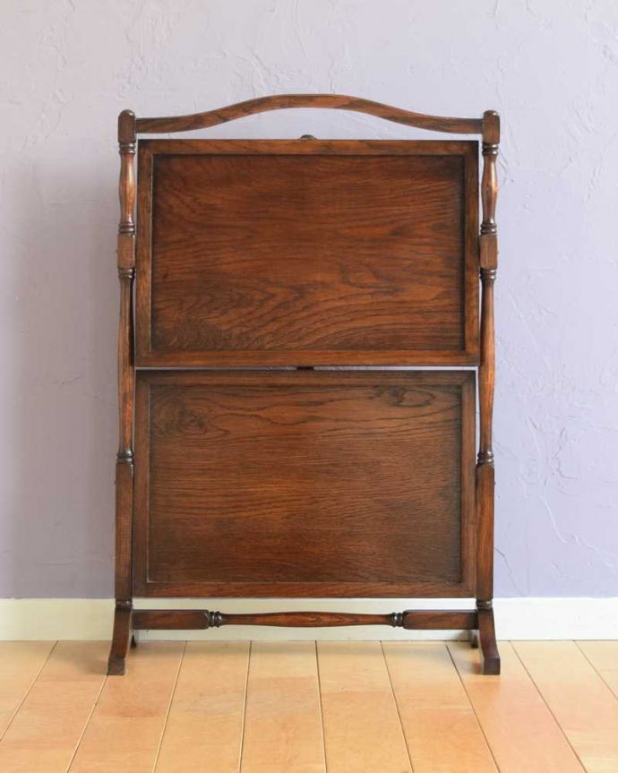 プランツスタンド・ケーキスタンド　アンティーク家具　イギリスの本格アフタヌーンティーを自宅で楽しめる、美しいアンティークケーキスタンド 。畳むとこんなにコンパクト正面から見るとスクリーンのように見える姿もなんだか上品です。(q-1809-f)