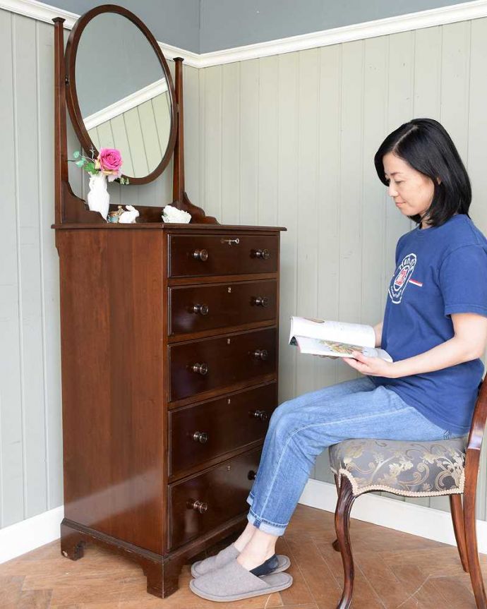 アンティーク家具 どこにでも置けちゃう細身のデザイン、英国のアンティークのドレッシングチェスト。寝室だけじゃなく、リビングでも玄関でも･･･ドレッサーは寝室で使うイメージがありますが、アンティークのものはデザインが素敵なので、みんなが集まる場所に置いて見せながら使って下さい。(q-1810-f)