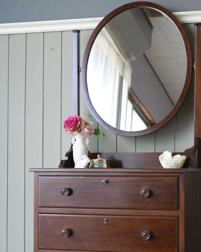 アンティーク家具 どこにでも置けちゃう細身のデザイン、英国のアンティークのドレッシングチェスト。英国アンティークらしい凛とした雰囲気木目と彫の美しさが際立つ英国のアンティークらしいドレッシングチェスト。(q-1810-f)