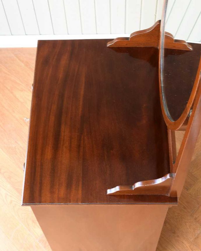 アンティーク家具 どこにでも置けちゃう細身のデザイン、英国のアンティークのドレッシングチェスト。上から見るとこんな感じです。(q-1810-f)