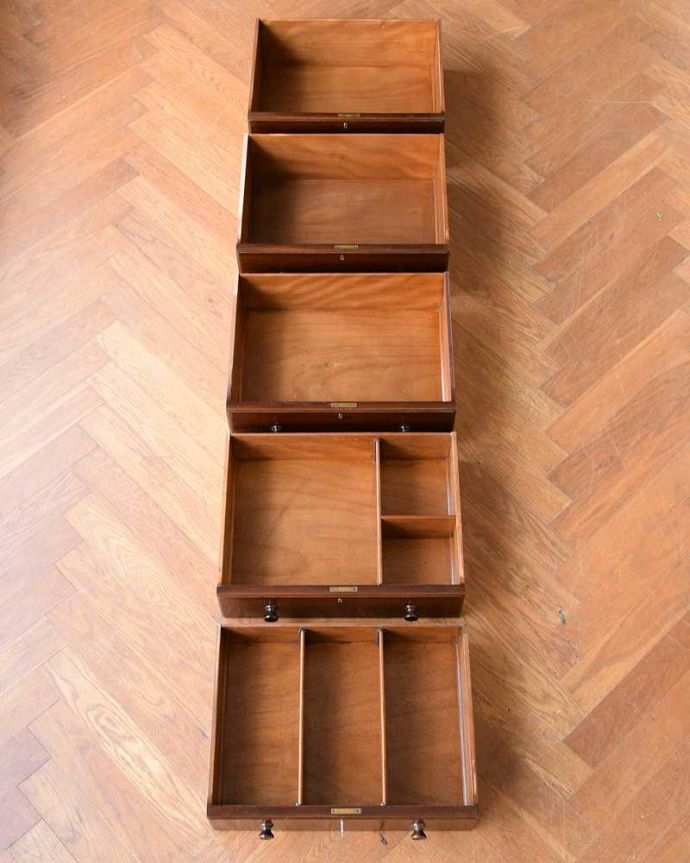 アンティーク家具 どこにでも置けちゃう細身のデザイン、英国のアンティークのドレッシングチェスト。引き出しの中もキレイに修復しました収納としても使えるよう、もちろん引き出しの中も職人がキレイにお直ししました。(q-1810-f)