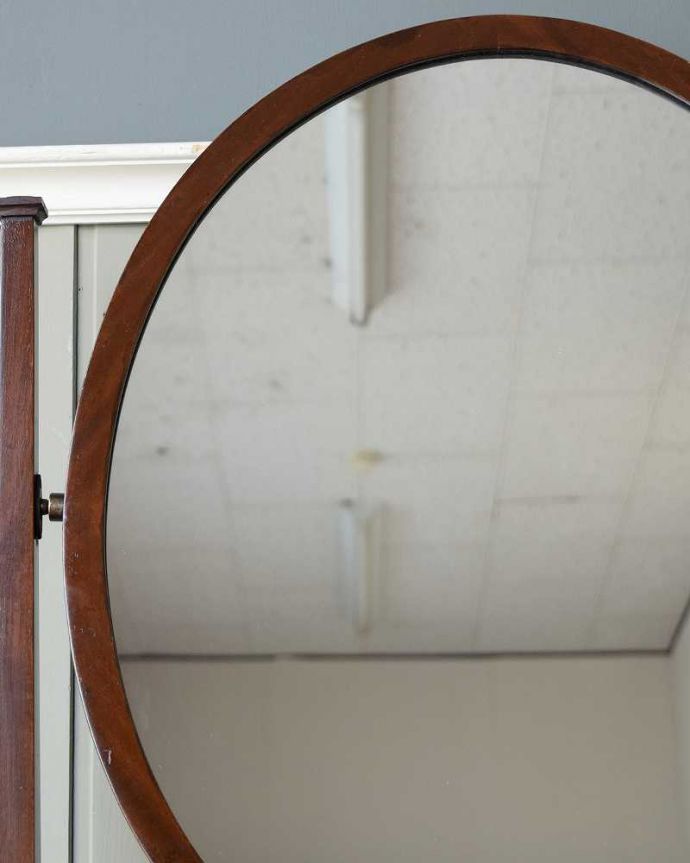 アンティーク家具 どこにでも置けちゃう細身のデザイン、英国のアンティークのドレッシングチェスト。新しいミラーでお届けしますこちらは新しいミラーに交換しました。(q-1810-f)