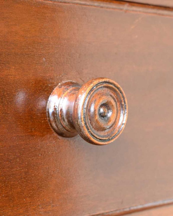アンティーク家具 どこにでも置けちゃう細身のデザイン、英国のアンティークのドレッシングチェスト。アンティークらしい素敵な取っ手味わい深いアンティークらしい取っ手のデザインからも時間の流れが感じられます。(q-1810-f)