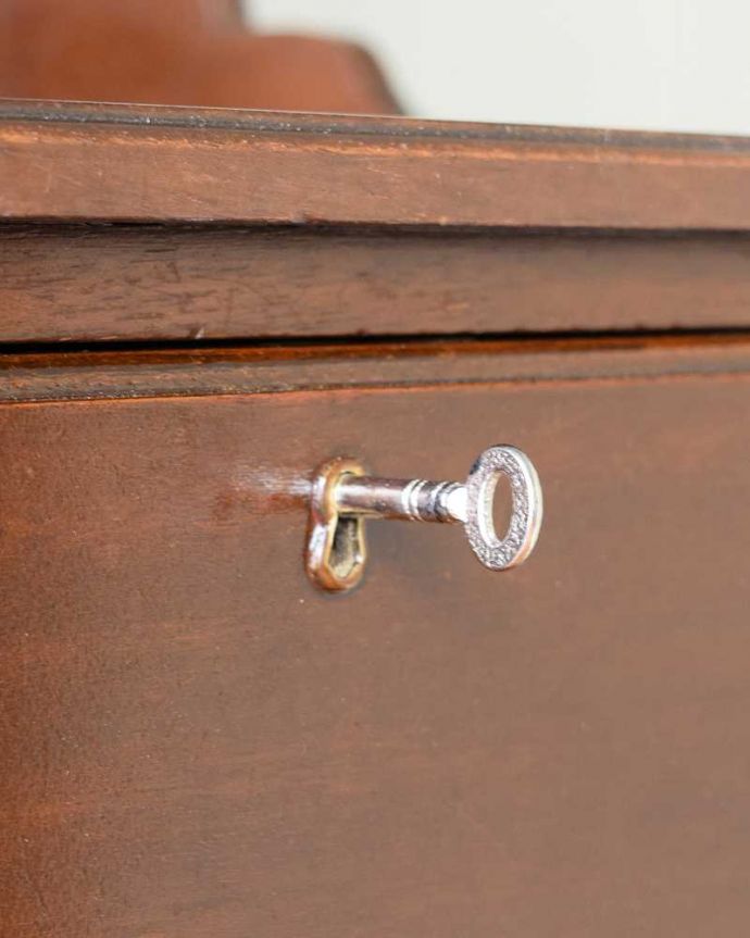 アンティーク家具 どこにでも置けちゃう細身のデザイン、英国のアンティークのドレッシングチェスト。大切なものを収納できますおとぎ話に出てくるようなカギも使えるように修復しました。(q-1810-f)