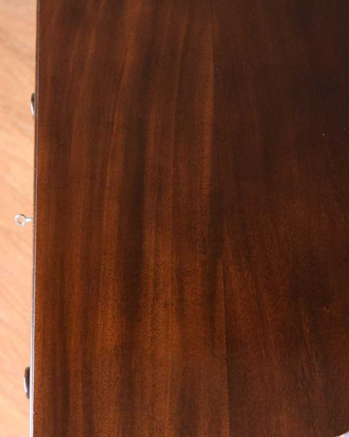 アンティーク家具 どこにでも置けちゃう細身のデザイン、英国のアンティークのドレッシングチェスト。天板の塗装もキレイ近づいてみると、ピッカピカでキレイに仕上げた天板の塗装。(q-1810-f)