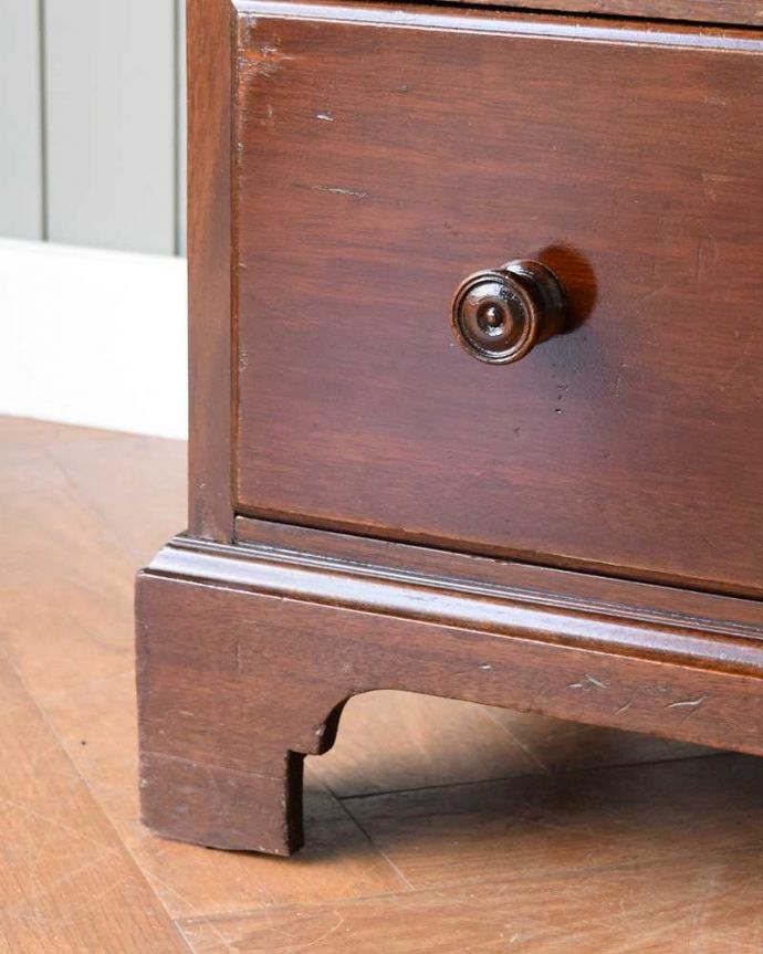 アンティーク家具 どこにでも置けちゃう細身のデザイン、英国のアンティークのドレッシングチェスト。女性1人でラクラク運べちゃう仕掛けHandleのアンティークは、脚の裏にフェルトキーパーをお付けしています。(q-1810-f)