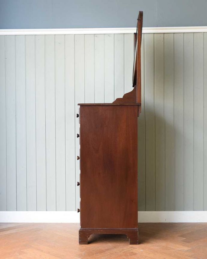 アンティーク家具 どこにでも置けちゃう細身のデザイン、英国のアンティークのドレッシングチェスト。横から見てもステキもちろん横から見られてもいいようにしっかり修復してあります。(q-1810-f)