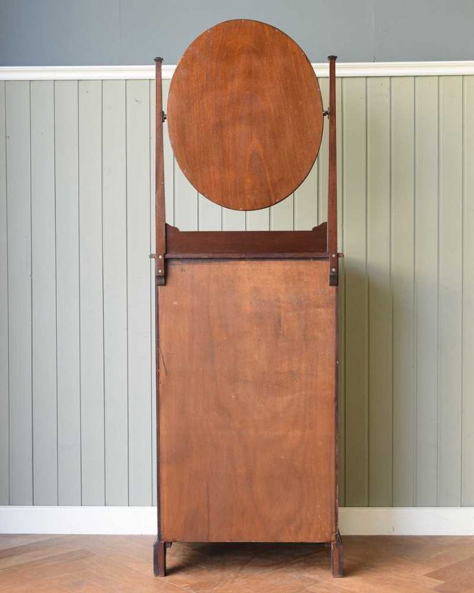 アンティーク家具 どこにでも置けちゃう細身のデザイン、英国のアンティークのドレッシングチェスト。もちろん、後ろ姿もキレイです。(q-1810-f)