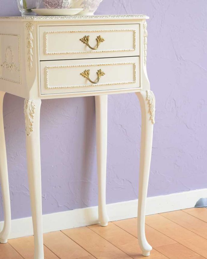 アンティークのチェスト　アンティーク家具　フランス輸入のアンティーク家具、優美なホワイトペイントのベッドサイドチェスト。女子力がUPしちゃう優雅な曲線美フランスらしいエレガントな曲線が一番の魅力です。(q-1811-f)