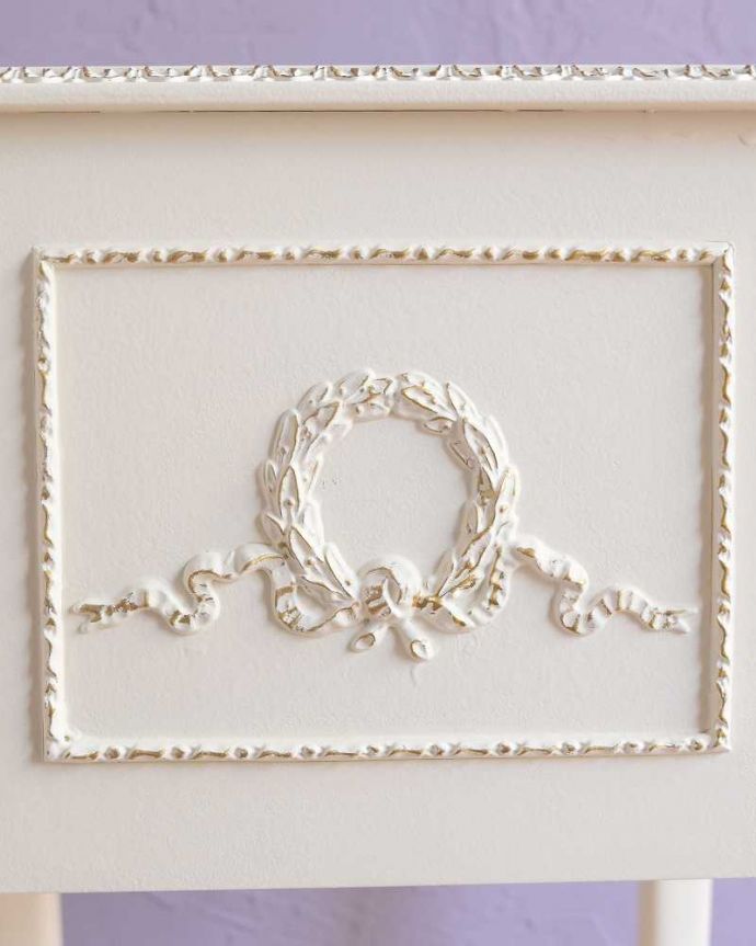 アンティークのチェスト　アンティーク家具　フランス輸入のアンティーク家具、優美なホワイトペイントのベッドサイドチェスト。惚れ惚れしちゃう美しさ女性らしい彫り。(q-1811-f)