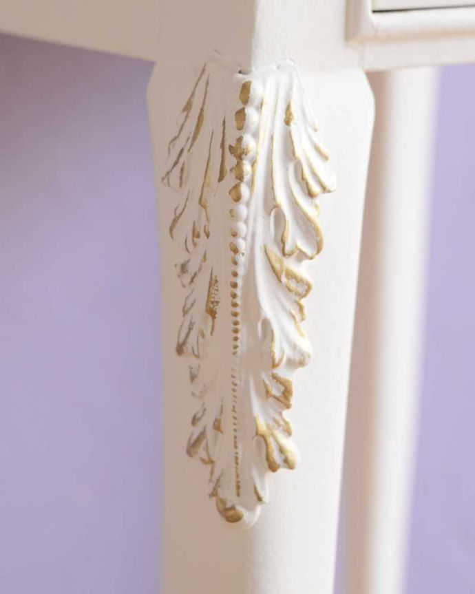 アンティークのチェスト　アンティーク家具　フランス輸入のアンティーク家具、優美なホワイトペイントのベッドサイドチェスト。やっぱりココがフランスらしい美しい彫にうっとり･･･ポイントポイントの装飾がキレイです。(q-1811-f)