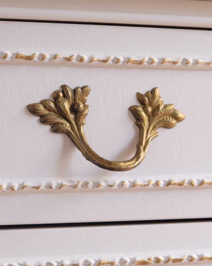 アンティークのチェスト　アンティーク家具　フランス輸入のアンティーク家具、優美なホワイトペイントのベッドサイドチェスト。開ける度にワクワクする取っ手優雅なデザインは、もちろん取っ手の部分も。(q-1811-f)