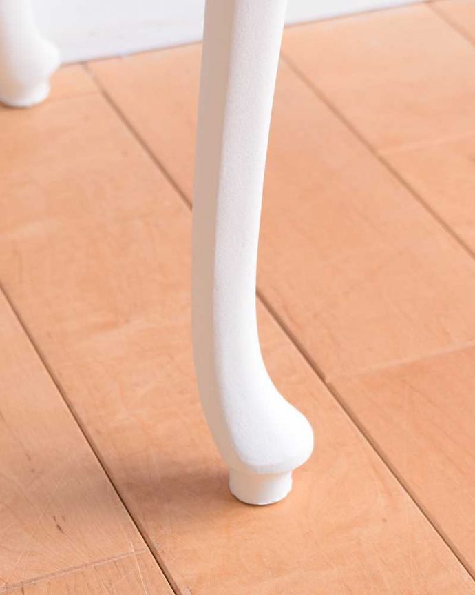 アンティークのチェスト　アンティーク家具　フランス輸入のアンティーク家具、優美なホワイトペイントのベッドサイドチェスト。女性1人でラクラク運べちゃう仕掛けHandleのアンティークは、脚の裏にフェルトキーパーをお付けしています。(q-1811-f)