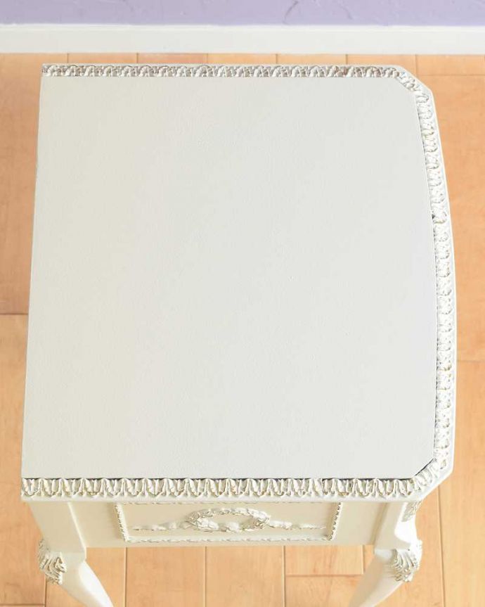 アンティークのチェスト　アンティーク家具　フランス輸入のアンティーク家具、優美なホワイトペイントのベッドサイドチェスト。何を置こうかな･･･？上から見ると天板の形はこんな感じです。(q-1811-f)