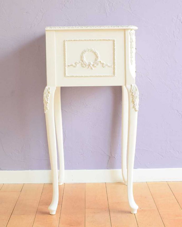アンティークのチェスト　アンティーク家具　フランス輸入のアンティーク家具、優美なホワイトペイントのベッドサイドチェスト。横顔だって美しいんですどこから見ても美しく見えるように、横側もキレイに修復してあります。(q-1811-f)