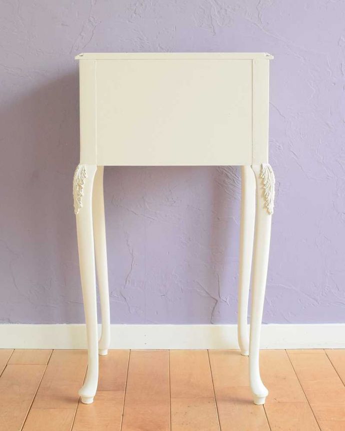アンティークのチェスト　アンティーク家具　フランス輸入のアンティーク家具、優美なホワイトペイントのベッドサイドチェスト。後ろ姿もキレイなんですアンティークは新品ではないので、もちろん経年変化によるキズはありますが、専門の職人がキレイにお直しをしているので、後ろ姿もキレイなんです。(q-1811-f)