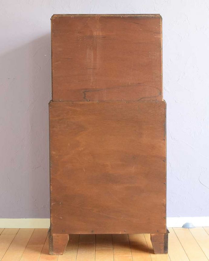 チェストの後ろ姿