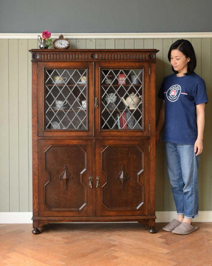 アンティークのキャビネット アンティーク家具 英国輸入のアンティーク家具、ケイム材のガラス戸が美しいブックケース(本棚)。ステンドグラスの扉が美しいキャビネット扉がステンドグラスになっているから、キャビネットとステンドグラスの両方を一気に手に入れることが出来ちゃうんです。(q-1813-f)