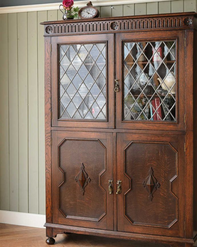 アンティークのキャビネット アンティーク家具 英国輸入のアンティーク家具、ケイム材のガラス戸が美しいブックケース(本棚)。まずはステンドグラスを楽しみましょう現代のように機械が発達していない時代に作られたステンドグラス。(q-1813-f)