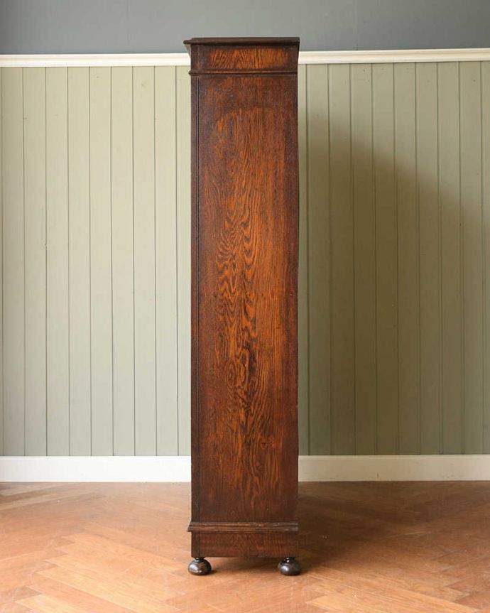 アンティークのキャビネット アンティーク家具 英国輸入のアンティーク家具、ケイム材のガラス戸が美しいブックケース(本棚)。横から見てもステキもちろん横もキレイに修復していますので、横顔だって美しいんです。(q-1813-f)