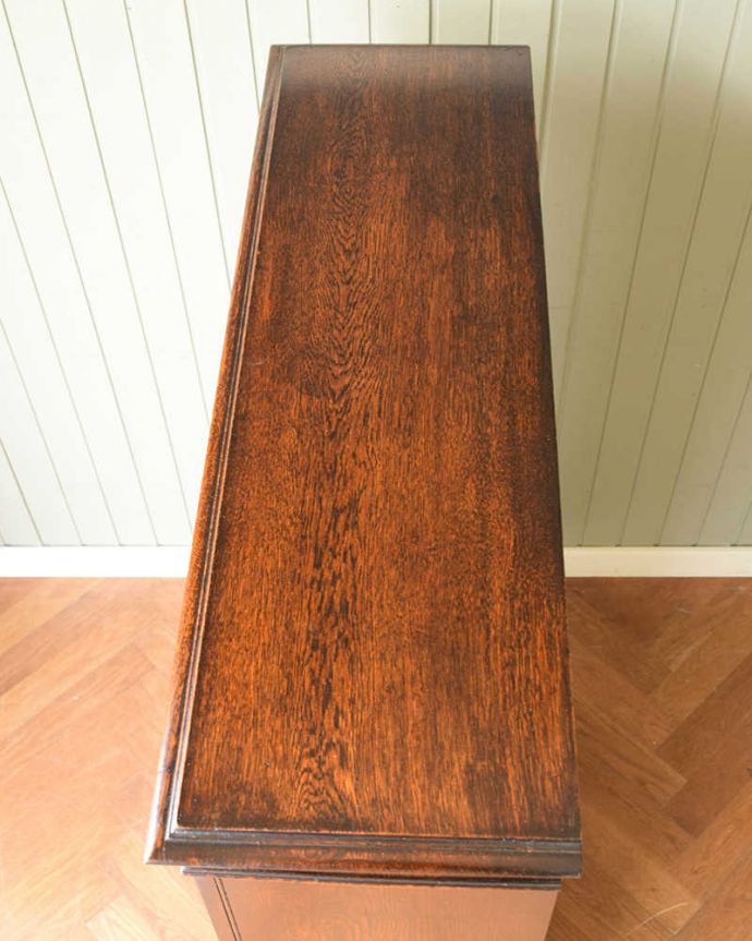 アンティークのキャビネット アンティーク家具 英国輸入のアンティーク家具、ケイム材のガラス戸が美しいブックケース(本棚)。天板もキレイに仕上げました。(q-1813-f)